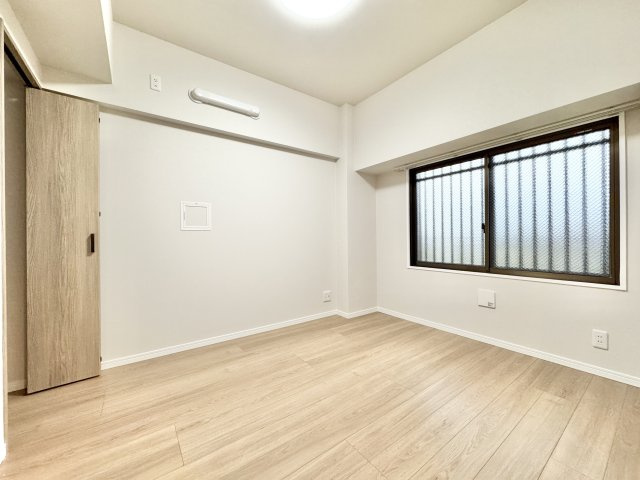 約5.4帖の洋室は主寝室としてまたはお子様のお部屋としてもお使いいただけます。