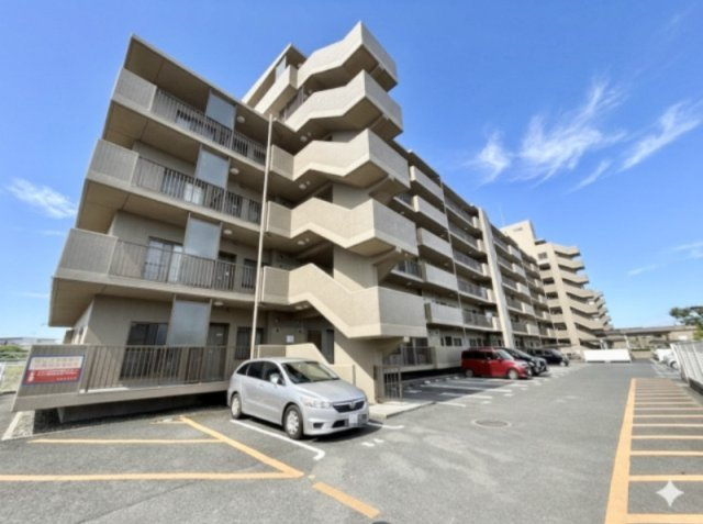 広々平面駐車場となっております。