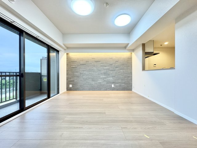リビングはフローリングでお掃除しやすく明るい空間です。