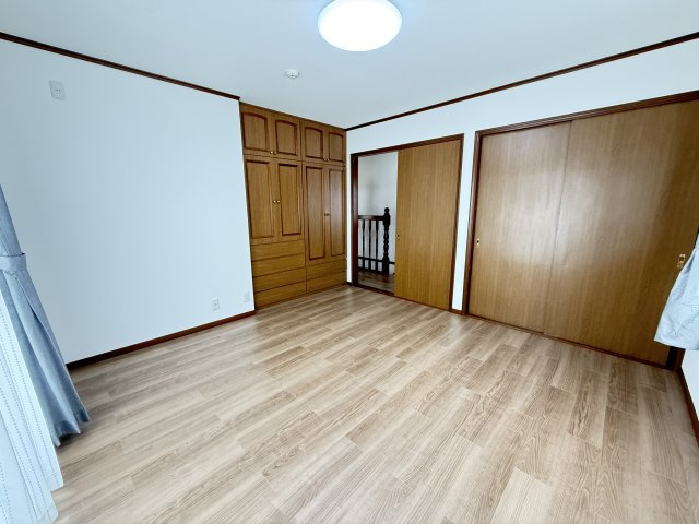 約8帖のゆとりある洋室は、主寝室としてもおすすめの広さです。壁面収納とクローゼットを備えており、衣類や季節用品もすっきり整理できます。2面採光で明るく風通しも良好。快適に過ごせる居心地の良い洋室です。