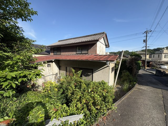 間口約15.2ｍの広々とした敷地で駐車スペースや建物配置の自由度が高い点が魅力です。南側道路に接しているため明るい住まいづくりがしやすく国道313号線へのアクセスも良好。車中心の生活にも便利な立地。