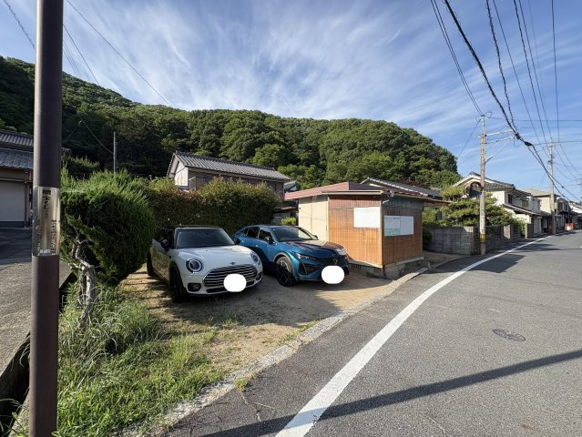 周辺は落ち着いた街並みが広がり緑豊かな山並みを望める穏やかな住環境。敷地にゆとりがあるため、平屋住宅や広いお庭付き住宅など、ライフスタイルに合わせた建築プランをご検討いただけます。