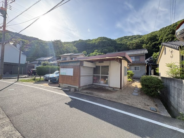 前面道路が見通しも良好なためお子様の送り迎えや毎日の車移動も安心しやすい立地。周辺は落ち着いた住宅街で交通量も比較的少なく子育て世代にもおすすめの住環境。ゆったりとした暮らしをお楽しみいただけます。