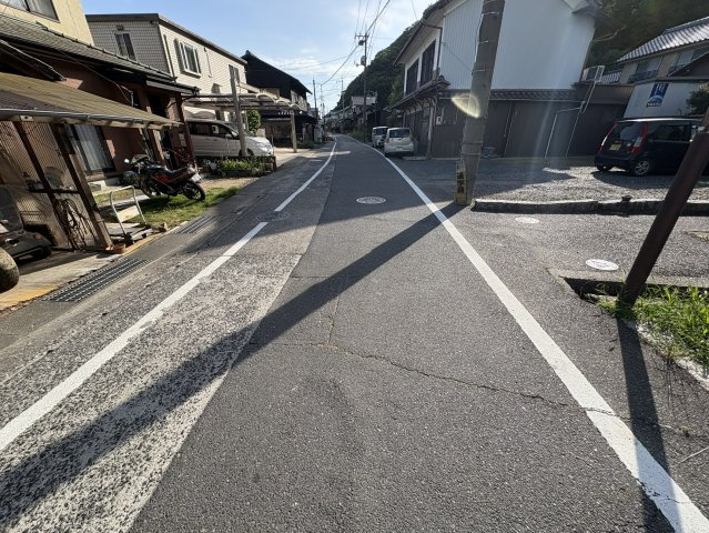 前面道路は見通しが良く車同士のすれ違いもしやすい環境。周辺は住宅街となっており交通量も比較的穏やかなため小さなお子様のいるご家庭にもおすすめ。歩道ラインも整備されており、通勤・通学時にも安心。