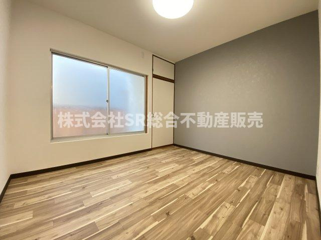 落ち着いた色調の寝室です