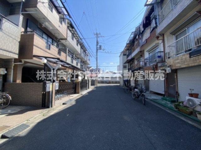前面道路含む現地写真です