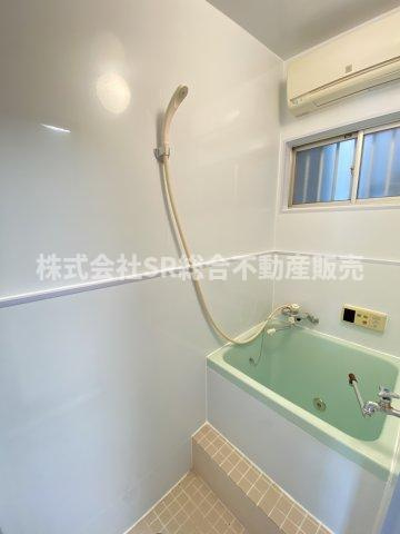 お風呂には窓もあり、換気がバッチリとできます☆