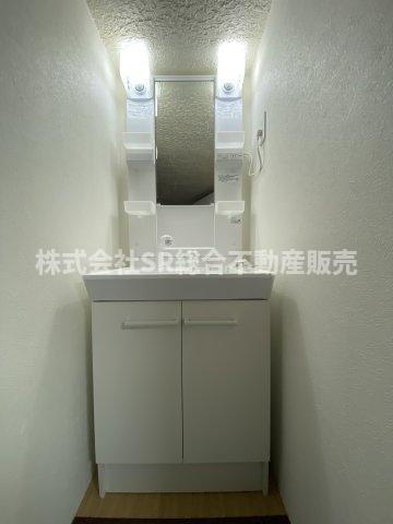 独立洗面台、小物を置くことができて便利です
