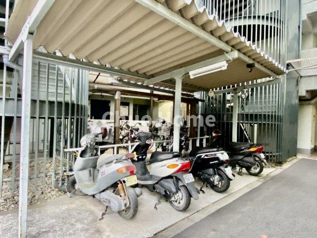 【バイク置場】最新の空き状況や費用などの詳細は担当スタッフまでお問い合わせください。