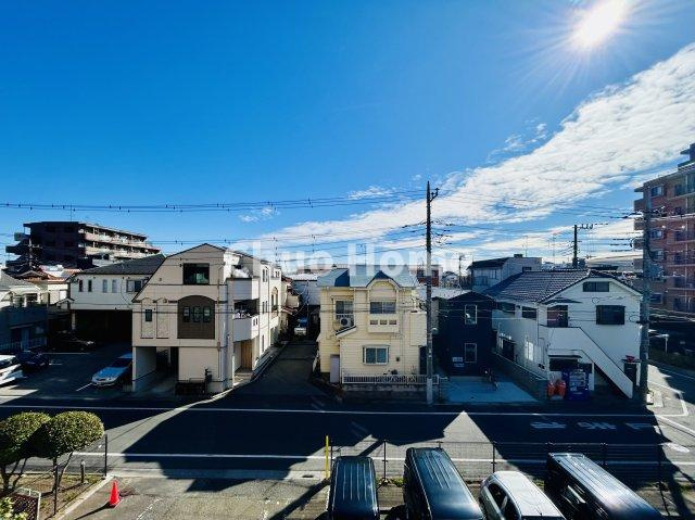 手を伸ばせば、ふれることが出来そうな環境が、そのままインテリアになったような印象です。その豊かな眺望にふさわしい空間には、通風・採光にも優れ、心地よい光と風があふれています
