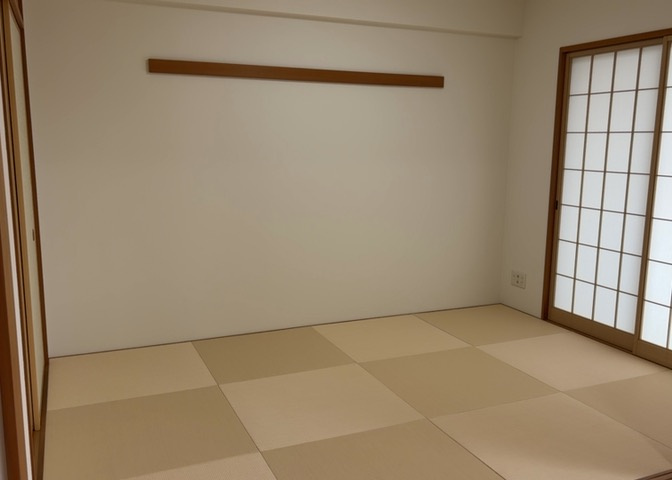 寝室でゆっくりと過ごすためにはベッド周りの適度な空間を担保することや窓の位置、照明の明るさ、寝室の広さなどを考える必要があります。自身や家族の構成とライフスタイルに併せて寝室にする部屋を選びましょう！