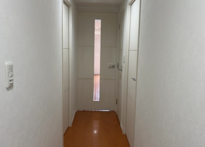 内装はとにかくおしゃれなものがいい！と選ぶ前に、まず住んだ後のことを想像してみましょう。住んでみたらコンセントの位置が悪くて使いにくいなど出てきます。事前にどの家電をどこに置くか想定しておきましょう。