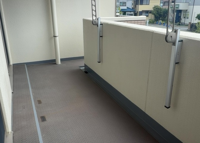 バルコニーは、室外の専用スペースのうち、「屋根がなく開放された空間」であるものを指します。ベランダより広いタイプのものが多く、日当たりもよいため家庭菜園などを楽しみたい人にとって適した環境となります。