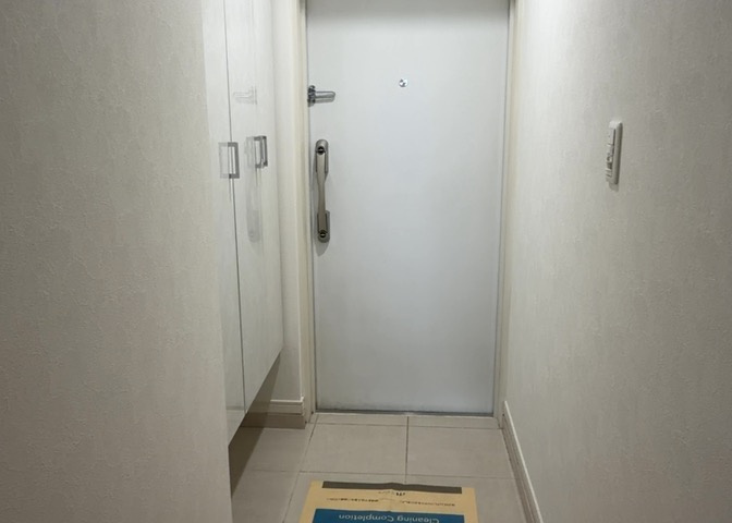 玄関は家の顔でもあり、家族以外の目にも止まる場所です。玄関は外との間を仕切る扉、靴などをしまっておく収納スペース、靴脱ぎのたたきスペース、来客とのやり取りをするドアホンなど複数のアイテムからなります。