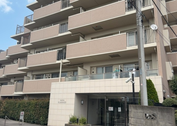 外観はマンション管理がされているかの目安になります。築年数が古いと、壁面は劣化してひび割れが生じることも！建物が古びていても細かいところが修繕されていると、きちんと管理されているなぁと感じるでしょう。