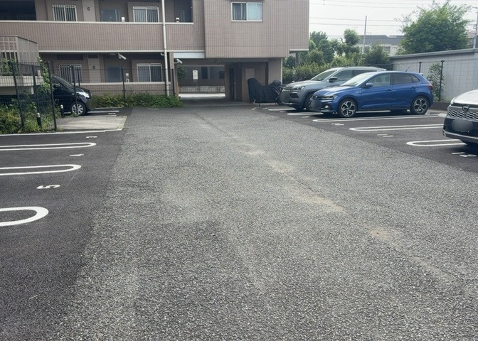 車一台あたりに必要なスペースは、標準サイズの普通自動車で横幅2m50cm、長さ5mは必要になります。ただし、乗降のことも考慮して横幅3m30cm、長さ5m50cmほどは確保できるところを選びましょう。