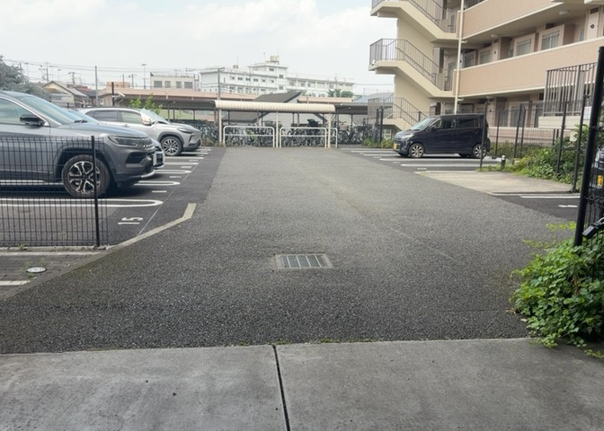 駐車場と明記されていても、最小スペースでつくられた駐車場だと大型車は駐車できなかったり、出入りしにくくなったりする可能性があります。お車のサイズと購入したい物件の駐車場のサイズを現地で確認しましょう。