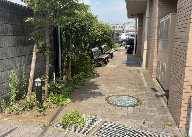 物件によっては、入居者が個人的に使用できる専用庭がついているものもあります。また、住宅の中にある土間の部分を庭と呼ぶこともあります。庭の用途は住む人によって変わり、それによってデザインもさまざまです。