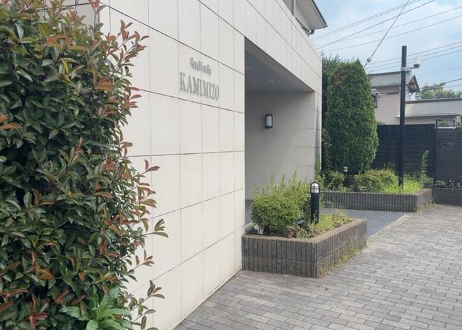 中庭（パティオ）とは、一つの建築物の内部に設けられた、壁などで囲われている庭のことを指します。コの字型、ロの字型が主流ですが、L字型の中庭もあります。最近では、インテリア性の高さからも人気があります。