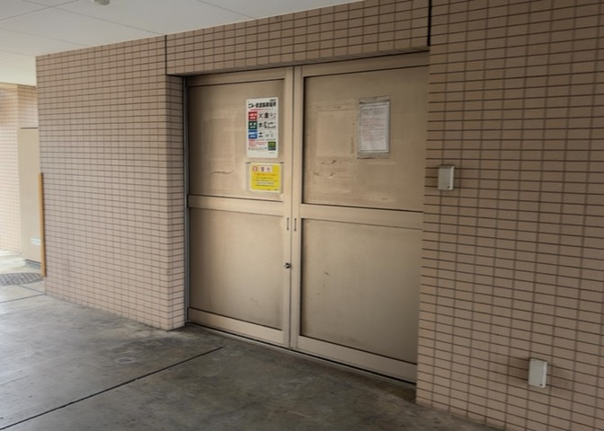 共有部分は、住民なら誰もが使える設備のこと。例えば駐車場やエレベーター、インターネット設備、セキュリティ設備などがあります。他にも、マンションの廊下・外部階段やエントランス・ゴミ置き場などがあります。