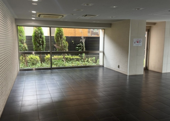 ロビーというと、エントランスと何がちがうの？と思いますよね。実はロビーとエントランスには明確な決まりはありません。物件によっては、エントランスを入って広がるある程度の広さのある空間がロビーとなります。