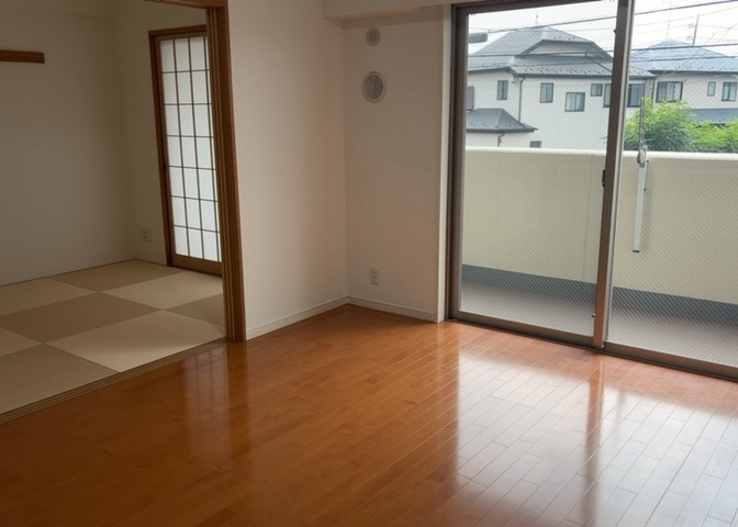 直線タイプはLとDKを一直線に並べた形で対面キッチンのタイプです。一般的なのでよく見かけるかもしれません。直線タイプに似た直接アイランドタイプは、キッチンとダイニングの間に壁がない分広く感じられます。