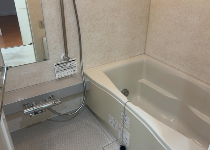 入浴時の快適さも大事なことですが、綺麗な状態を維持できなければ気持ちよく入浴できません。毎日の掃除が楽という点は大事なポイントになります！カビが生えにくく掃除がしやすい、壁や浴槽を選ぶといいでしょう。