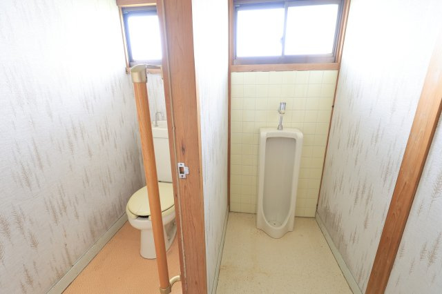 男性用と個室が分かれた設計。それぞれに窓があり通気良好