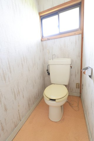 個室内に窓があり、採光と換気が可能です