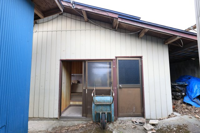 母屋とは別に配置された離れの住宅があります