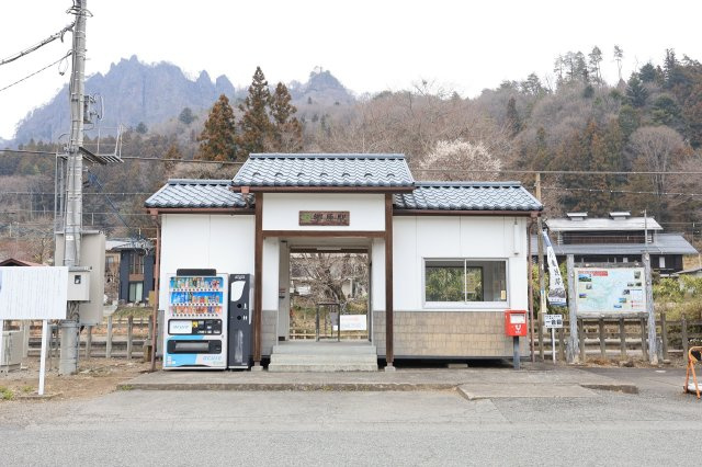 JR吾妻線「郷原駅」まで7分。空を広く望める開放的な駅前