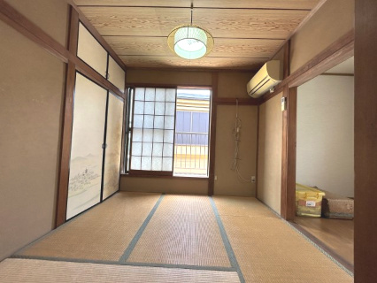 寝転ぶとホッとする和室です。