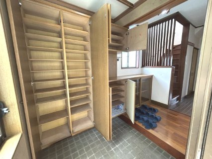 収納豊富な玄関です。