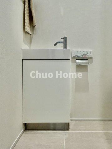【ウォシュレット】清潔に使いたいお手洗いには最適な設備です。もちろんウォームレットも標準装備です。
