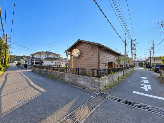 開放感あふれる北東角地！2方向が道路に面しているため、風通しが良く、圧迫感の少ないゆとりある住環境が広がります♪（2026年10月8日撮影）