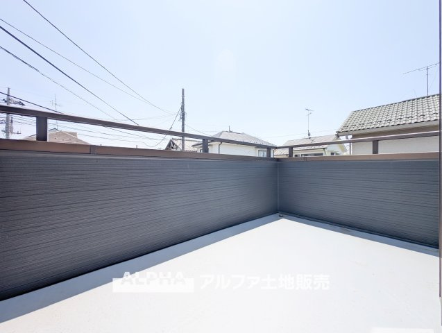【Balcony】◆バルコニー◆日当たりの良いバルコニーは、洗濯物がよく乾くだけでなく、外の空気を感じながらひと息つける場所。暮らしに心地よい余白をもたらします。