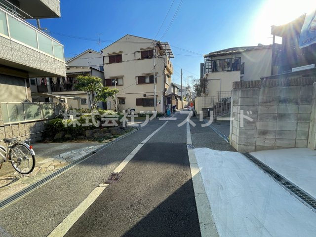 【全面道路】前道は近隣住民しか通らない為小さいお子様が居ても安心です！　詳細はぜひお問い合わせください！