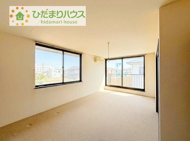 バルコニーに面していて、たっぷり光りの入る明るい主寝室です！