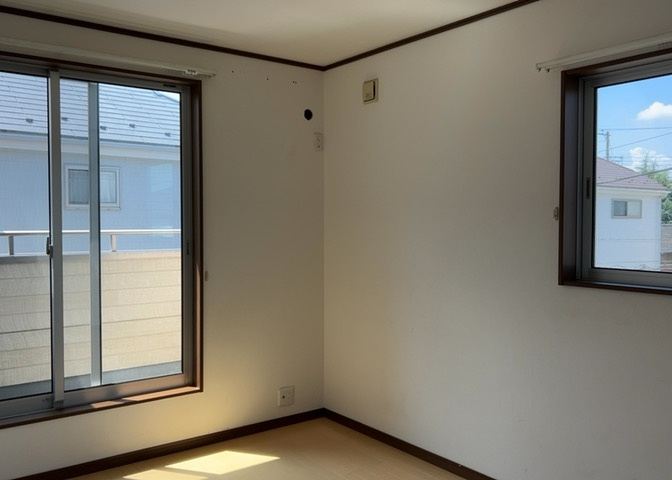 洋室のメリットは重い家具が置きやすく、身の回りが整理しやすいことです。　床がフローリングのため畳とは異なり凹みにくいです。　クローゼットなど収納が豊富で、普段使わない旅行カバンや服の整頓も簡単にです。