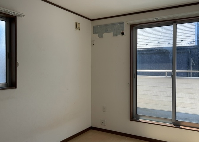 寝室でゆっくりと過ごすためにはベッド周りの適度な空間を担保することや窓の位置、照明の明るさ、寝室の広さなどを考える必要があります。自身や家族の構成とライフスタイルに併せて寝室にする部屋を選びましょう！
