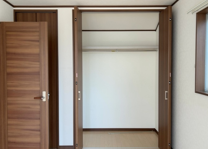 デザイン性を重視しすぎて収納が少なかった！なんてことにならないため、事前に現地で収納の数を確認しておくことをお勧めします。クローゼット以外にも床下収納や屋根裏収納、パントリーなどもチェックしましょう。