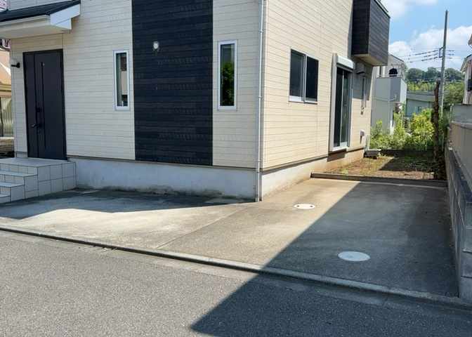 駐車場と明記されていても、最小スペースでつくられた駐車場だと大型車は駐車できなかったり、出入りしにくくなったりする可能性があります。お車のサイズと購入したい物件の駐車場のサイズを現地で確認しましょう。