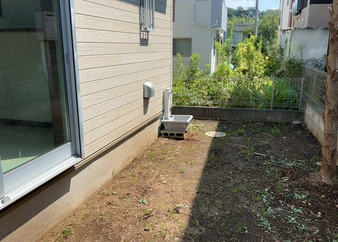 敷地内に散水栓や立水栓があると便利です。水道水を直接利用できるため、水を運ぶ手間を省くことが出来ます。大量の水を必要とする洗車作業や清掃などに役立ちます。その他設備とあわせて、現地でご確認ください。