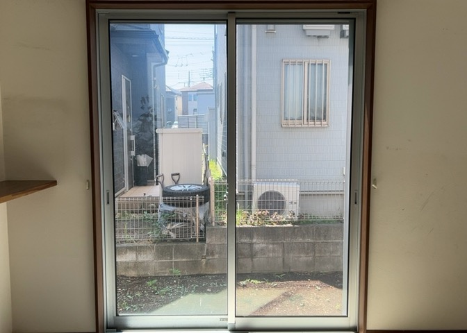 サッシは、ガラス窓に使用される金属製の窓枠です。一般的に住宅建築では、金属製建具工事の段階でガラス類・玄関などと同時に設置されます。種類や構造により断熱性能や遮音性能が異なるので現地でご確認ください。
