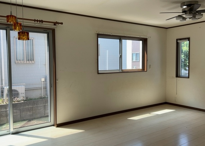 直線タイプはLとDKを一直線に並べた形で対面キッチンのタイプです。一般的なのでよく見かけるかもしれません。直線タイプに似た直接アイランドタイプは、キッチンとダイニングの間に壁がない分広く感じられます。