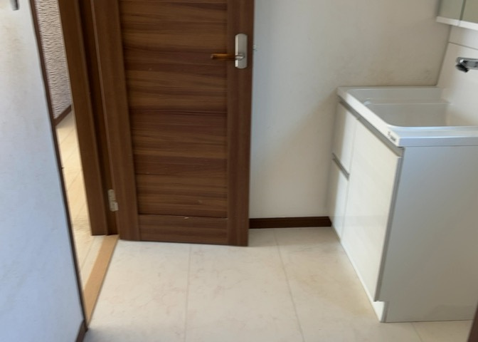 多くの戸建て住宅で見かける洗面脱衣所は、洗面台と洗濯機が2畳ほどのスペースに並べられていて、洗面所が脱衣所を兼ね備えている間取りが一般的です。お客様が利用することもある、パブリックな空間でもあります。