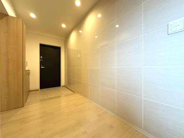 玄関の壁にはLDKと同じタイルが施されていてます。