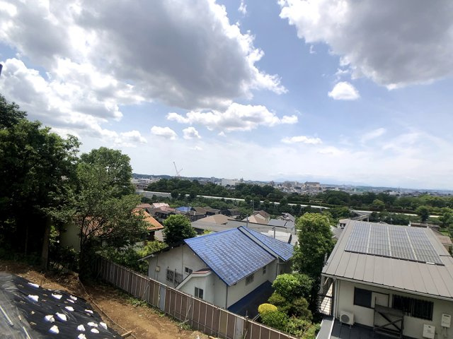 高台に立地した本土地は傾斜地のため前面を遮るものがなく多摩川側の景色を一望できます