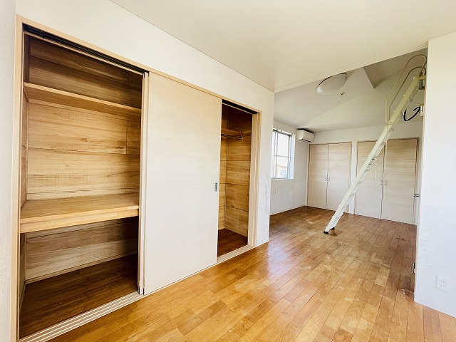 2部屋にも仕切ることができる洋室です。ロフトもあり収納も樹実
