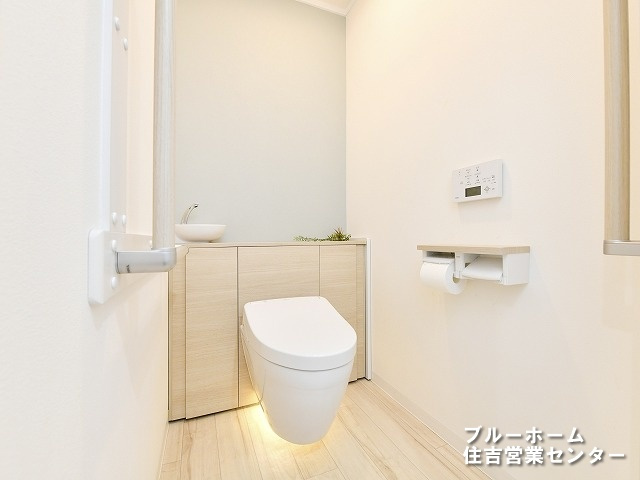 タンクレス型のトイレです！手洗いも完備！落ち着いた広い空間です♪